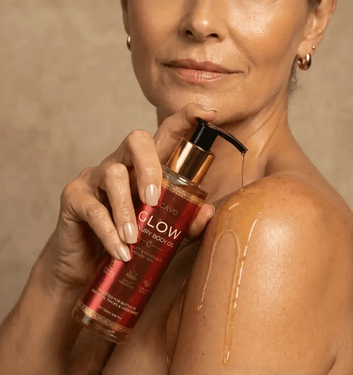 Femme utilisant l'huile Cavo Glow
